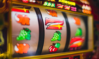 Which is Better: Free Spins or No Deposit Bonus Credits?